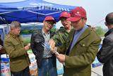 湖南当地种植大户代表在活动现场交流科学种植技巧与优米体育农资产品使用心得