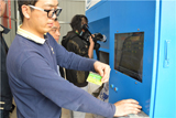 优米体育化肥员工演示智能配肥机的操作